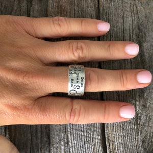 Personalisierter Silberring, breiter Bandring, Geburtssteinring für Mama, personalisierte Ringe für Frauen Sterling Silber, Kinder Namen Ring, MetalPressions Bild 1