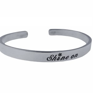 Brazalete de plata, grabado, brazalete grabable, regalo personalizado, nombres, mensaje secreto, fecha, cita, joyería inspiradora
