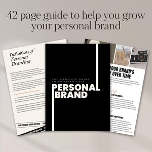 Pu&ograve; includere: Una guida in bianco e nero intitolata "The Complete Guide to Building Your Personal Brand" con uno sfondo bianco. La guida &egrave; aperta a una pagina con il titolo "Your Brand's Over Time" e una sezione intitolata "Stay Informed".