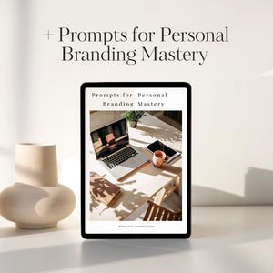 Pu&ograve; includere: Un computer portatile, un tablet, una tazza di caff&egrave; e un quaderno sono su un tavolo di legno. Lo schermo del laptop mostra il testo "Prompts for Personal Branding Mastery" e l'indirizzo del sito web "www.salt-agency.com".