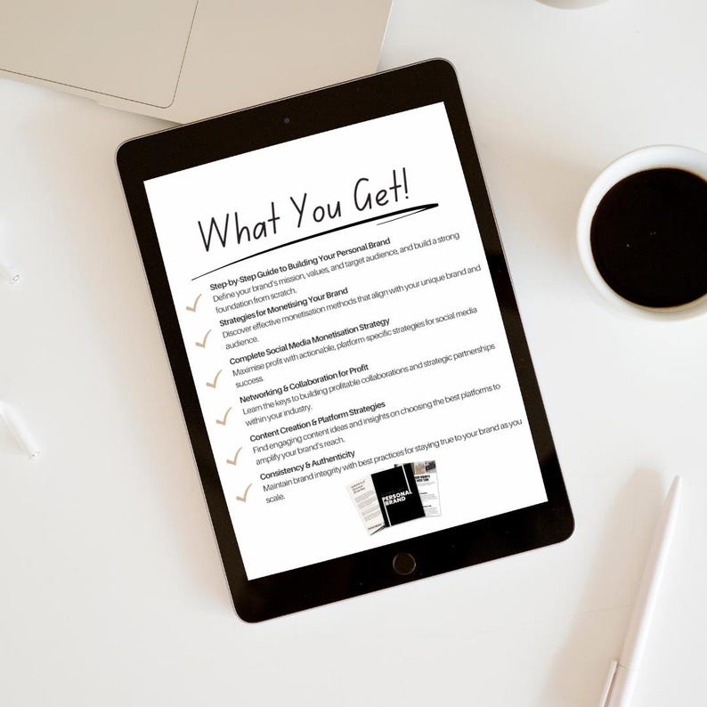 Pu&ograve; includere: Un tablet digitale che mostra un elenco di controllo intitolato "What You Get!" con una guida passo passo per costruire un marchio personale. L'elenco di controllo include argomenti come strategie di monetizzazione, marketing sui social media, networking, creazione di contenuti e coerenza.