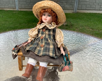 Anne of Green Gables vintage Porcelaine 12 pouces DOLL Assis sur banc en bois Vêtements originaux Céramique Monnaie de collection Condition Avon Canada