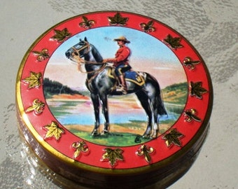 La GRC Tin Royal canadien monté Police Candy Tin Mountie rond stockage Tin Vintage Canada Trésor Fleur de Lis Maple Leaf souvenirs