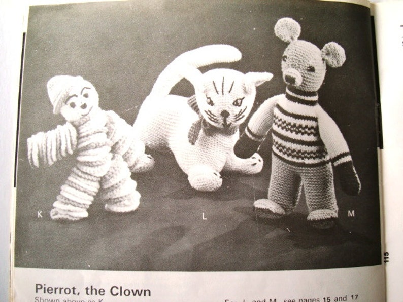 Vintage Bazaar Novelties and Gifts Pattern Booklet by Patons Beehive No