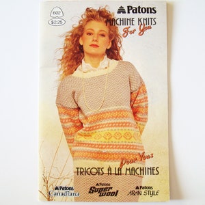 Può includere: Un opuscolo di modelli di maglia con una donna che indossa un maglione a righe colorate. La copertina presenta il testo "Patons Machine Knits For You" e "Pour Vous Tricots a la Machines".