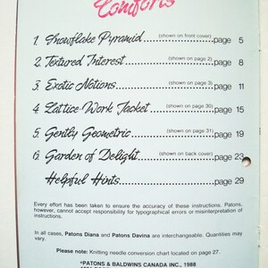 Peut inclure: Une page d'un livre de mod&egrave;les de tricot intitul&eacute; "Casual Comforts". La page r&eacute;pertorie six mod&egrave;les de tricot avec leurs noms et leurs num&eacute;ros de page. La page comprend &eacute;galement des informations sur l'&eacute;diteur, Patons & Baldwins Canada Inc., et ses coordonn&eacute;es.