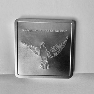 Puede incluir: Una moneda cuadrada de plata con una paloma en vuelo y el texto "CANADA 1999 1999 1999 2000 2000 2000 CANADA".