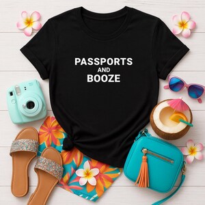 パスポートと酒のTシャツ - おもしろ女子旅Tシャツ、女性用大胆な旅行Tシャツ、独身パーティーギフトアイデア、トレンディなバケーションTシャツ