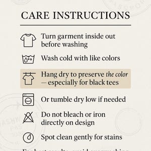 Puede incluir: Un gr&aacute;fico informativo blanco titulado CARE INSTRUCTIONS con texto e iconos negros. Enumera los pasos: dar la vuelta a la prenda, lavar en fr&iacute;o con colores similares, secar colgado, secar en secadora a baja temperatura, no usar lej&iacute;a ni planchar.