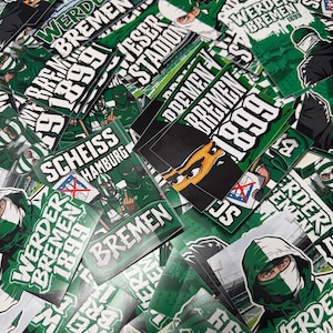 Könnte beinhalten: Eine Sammlung rechteckiger Aufkleber mit grün-weißen Grafiken rund um den Fußballverein Werder Bremen. Die Designs zeigen maskierte Figuren, den Schriftzug Werder Bremen 1899, Weser Stadion und Scheiss Hamburg sowie verschiedene Illustrationen und Logos des Vereins.