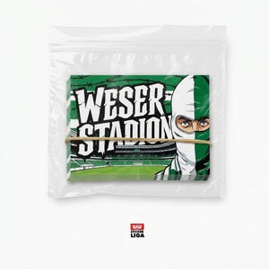 Könnte beinhalten: Ein Stapel rechteckiger Aufkleber in einer durchsichtigen Plastiktüte, zusammengehalten von einem Gummiband. Die Aufkleber zeigen eine grün-weiße Stadiongrafik, den Text WESER STADION, Stacheldraht und eine Person mit grün-weißer Sturmhaube.