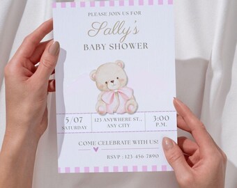 Plantilla de invitación para baby shower de niña: osito de peluche con rayas rosas y lazo. Invitación editable en Canva. Descarga instantánea.