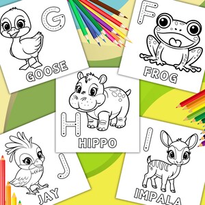 Pu&ograve; includere: Pagine da colorare in bianco e nero con le lettere G, F, H, I, J e gli animali corrispondenti: Oca, Rana, Ippopotamo, Impala e Ghiandaia. Ogni lettera &egrave; delineata e l'animale &egrave; disegnato in uno stile cartone animato.