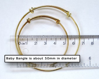Bracciale per bambini placcato oro!  Piccolo bracciale bangle espandibile regolabile per charms.  Qtà 1. Per impilare, braccialetti charm. Bracciale vuoto (37b)