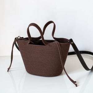Bolso con asa superior en algodón marrón chocolate con correa ajustable de cuero marrón oscuro para mayor comodidad, elegante bolso de algodón marrón oscuro.
