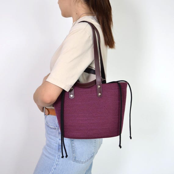Stilvolle bordeauxfarbene Tragetasche mit doppelten Ledergriffen