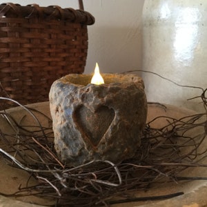 Vela parpadeante de cera de abejas ennegrecida en forma de corazón n.° 115, vela primitiva para el Día de San Valentín.