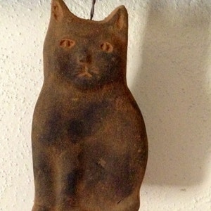 Primitive Blackened Beeswax Cat Ornie #511