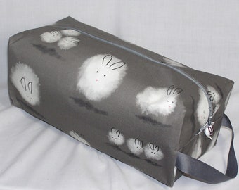 Dust Bunnies dans un sac pull gris avec perles Dust Bunny - Tissu de qualité supérieure
