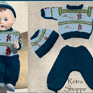 Puede incluir: Patrón de tejido de punto para un conjunto de bebé, que incluye un suéter azul con un patrón verde y rojo, pantalones azules y un gorro a juego.