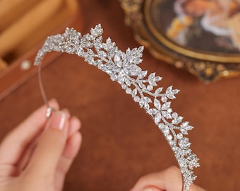 Corona nupcial de hojas delicadas · Tiara de boda con diamantes de imitación plateados · Elegante accesorio para el cabello para el día de la boda y el baile de graduación · Corona de cristales brillantes