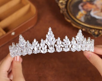 Tiara nupcial de cristal - Tocado de boda con diamantes de imitación plateados para novias, damas de honor y graduaciones. Elegante diadema de princesa.