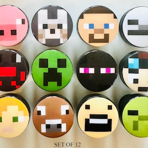 Könnte beinhalten: Set mit 12 runden, bunten Minecraft-Charakteraufklebern. Jeder Aufkleber zeigt einen anderen Charakter aus dem beliebten Videospiel, darunter Steve, Creeper und ein Schwein. Die Aufkleber sind perfekt zum Dekorieren von Laptops, Wasserflaschen und anderen Oberflächen.