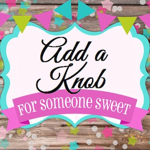 Op de afbeelding: Een roze en blauw bord met een witte achtergrond en de tekst "Voeg een knop toe voor iemand liefs". Het bord is versierd met kleurrijk confetti en sterren.