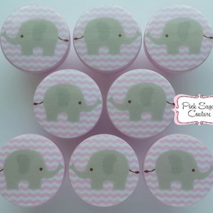 Puede incluir: Conjunto de ocho etiquetas redondas de color rosa y blanco con patrón de chevron y una ilustración de elefante gris en cada una. El texto "Pink Sugar Couture" es visible en el fondo.