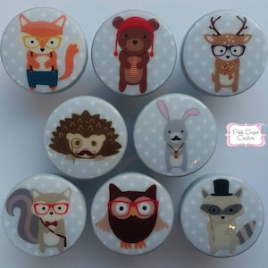 Puede incluir: Conjunto de 8 tiradores de pomos de animales caprichosos con fondo de lunares. Cada pomo presenta un animal diferente con una personalidad única, incluyendo un zorro, un oso, un ciervo, un conejo, un erizo, un búho, una ardilla y un mapache.