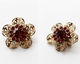 Vintage Goldtone Filigree Flower Brooch Pin with Garnet Red Faceted Glass Stones | Jewelry | Floral | Accessories | Bride | Pins | Brooches