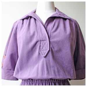 1970s Light Purple Collar Short Sleeve Blouson V-Neck Stretch Dress | 80s | Dresses | Women&#39;s Clothing | Vintage Clothing | Vintage Dresses