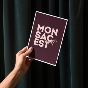 Carte Postale Humour Internet – "Mon sac est fait" Mème Culte, Décoration Drôle et Décalée, Art Numérique Original