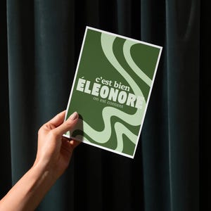 Carte Postale Humour – "C’est bien Éléonore, on est content", Réplique Culte du Maillon Faible, Décoration Drôle et Nostalgique, Numérique
