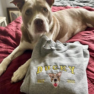 カスタム犬用パーカー 刺繍入り犬の名前 - あなたの写真からパーソナライズされたペットの顔のスウェットシャツ - バーシティスタイルのパーカー - 犬の飼い主へのギフト