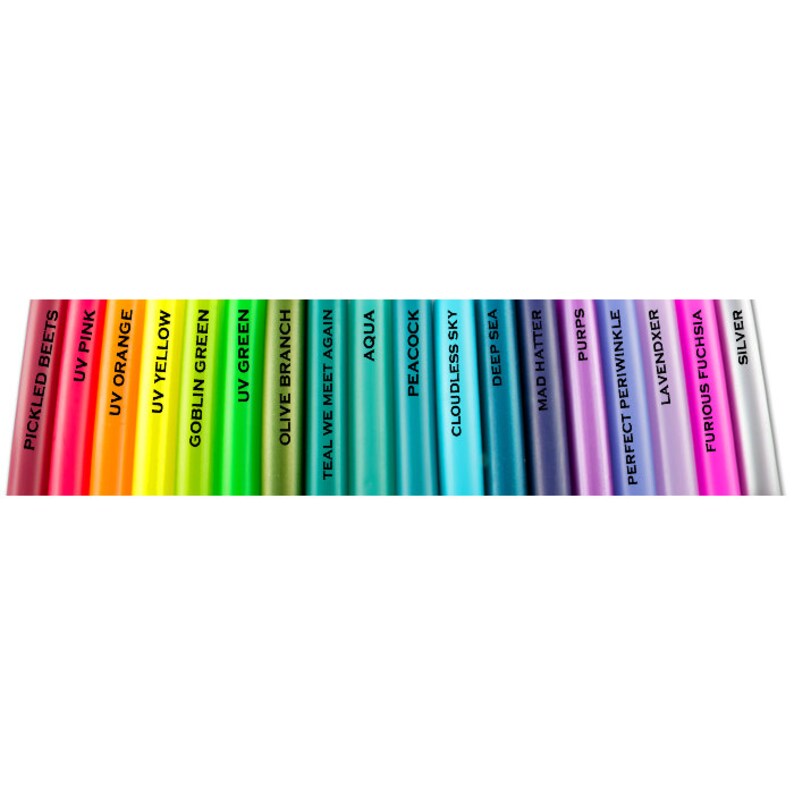 Op de afbeelding: Een rij van 17 kleurrijke stofstalen, elk met een andere kleur en naam. De kleuren omvatten ingelegde bieten, UV-roze, UV-oranje, UV-geel, goblin groen, UV-groen, olijftak, teal we meet again, aqua, pauw, wolkenloze lucht, diepe zee, mad hatter, purps, perfect periwinkle, lavendxer en furieus fuchsia. De stalen zijn gerangschikt in een verloop van rood naar paars.