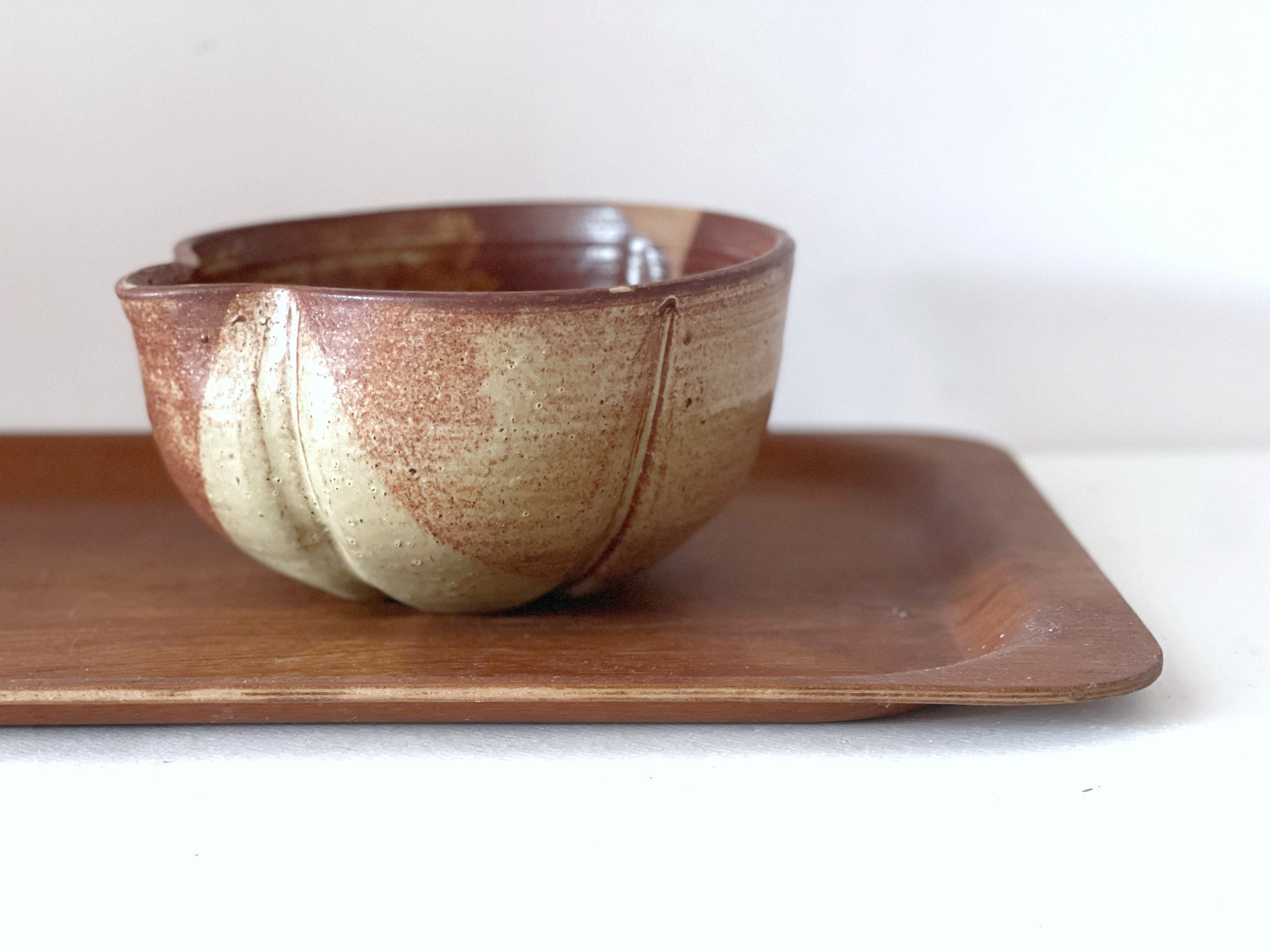 Deep Ceramic Mixing Bowl With Handle and Spout, Modern Gold or Beige  Stoneware Matcha Bowl, Large Pottery Gravy Boat 