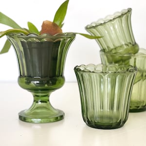 Jarrones de vidrio verde vintage / boda / maceta de vidrio estriado para plantas o flores / jarrón de pedestal / recipiente de floristería