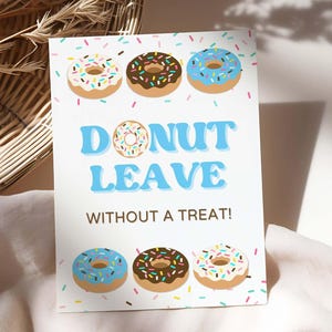 Tabliczka na stół z napisem „Donut Treat Party”, dekoracja w kolorze niebieskim (do pobrania w wersji cyfrowej), data urodzenia