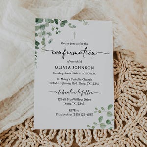 Può includere: Un biglietto d'invito alla Cresima con accenti di foglie di eucalipto verdi e il testo "Please join us for the confirmation of our child OLIVIA JOHNSON". Il biglietto è su un sottobicchiere intrecciato con un panno bianco.