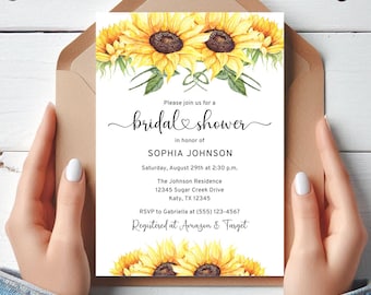 Puede incluir: Una invitación a una despedida de soltera con girasoles en acuarela. La invitación incluye el texto "Por favor, únete a nosotros para una despedida de soltera en honor a SOPHIA JOHNSON" y detalles del evento. La invitación está en un sobre marrón.