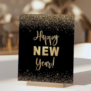 Może przedstawiać: Czarno-złoty znak na imprezę sylwestrową z brokatem i tekstem "Happy New Year!"