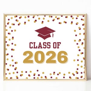 Könnte beinhalten: Gerahmte Abschlussankündigung mit goldenem Rahmen. Der weiße Hintergrund ist mit goldenen und weinroten Konfetti verziert. Der Text lautet "CLASS OF 2026" in Weinrot und Gold, mit einer weinroten Abschlusskappe.