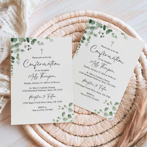 Può includere: Due inviti di Confermazione con dettagli di foglie di eucalipto verde e il testo "Conferma di nostra figlia Molly Thompson" con i dettagli dell'evento. Gli inviti sono su una superficie beige intrecciata.