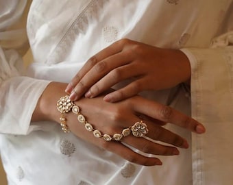 Bracciale Kundan Haathphool, imbracatura per le mani placcata in oro antico