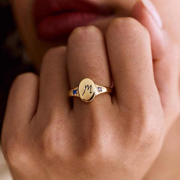 Personalisierter Geburtsstein Ring, Pinky Ring mit individueller Initiale, Gravur Siegelbuchstabe Ring Geschenk für Mama oder Oma
