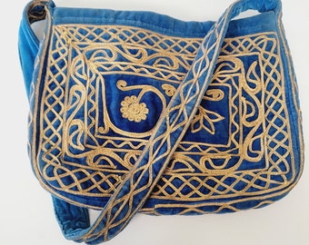 Elevate Your Style with Vintage Charm: Antique Blue Velvet Shoulder Bag with Gold Details – Timeless Elegance in Every Detail