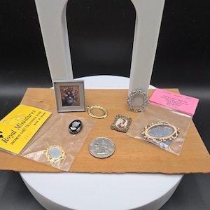 Miniaturowe lusterka i obrazki do domków dla lalek.