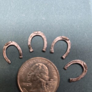 4 seltene Vintage Miniatur Metall Hufeisen