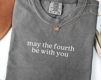 Möge der vierte mit dir sein Shirt, klassisches Star Wars Tag T-Shirt, lustiges Mai 4th Shirt, nerdiges T-Shirt für Filmliebhaber, von der Galaxie inspirierter Text Shirt